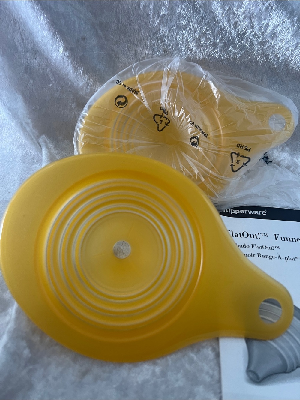 Tupperware  Silicone Collapsible Funnel with Handle